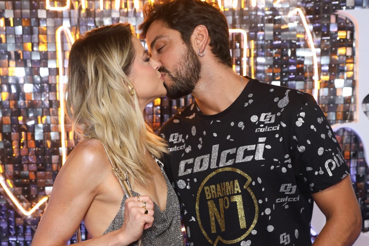 Camarote Nº1 agita Sapucaí em segunda noite de desfiles. Veja quem passou por lá;