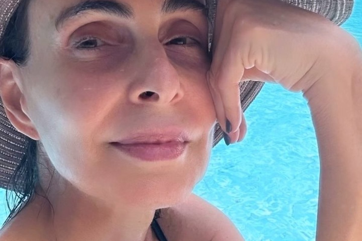 Longe da televisão, Silvia Pfeifer compartilha foto de biquíni em piscina!
