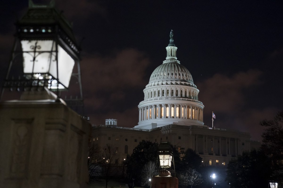 Câmara dos EUA vota para limitar poder de guerra de Trump contra Irã