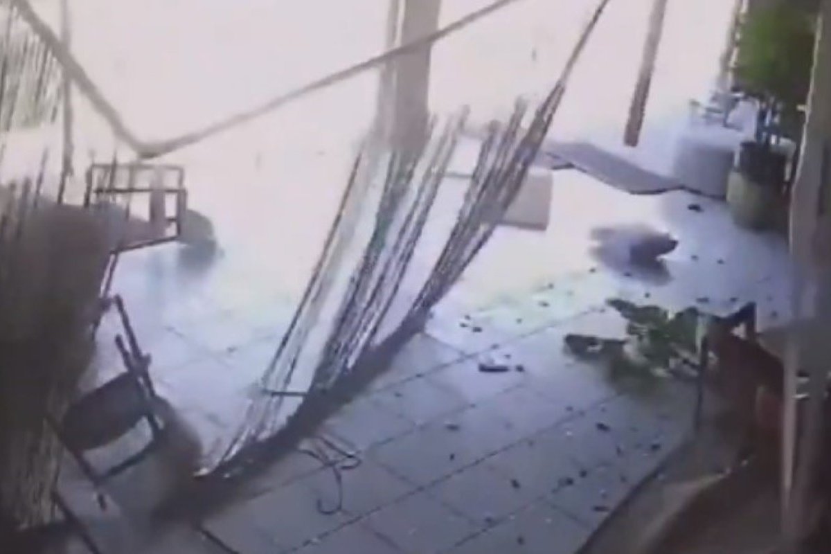 Vídeo: Mulher perde controle de carro e atinge loja de móveis; prejuízo chega a R$ 200 mil