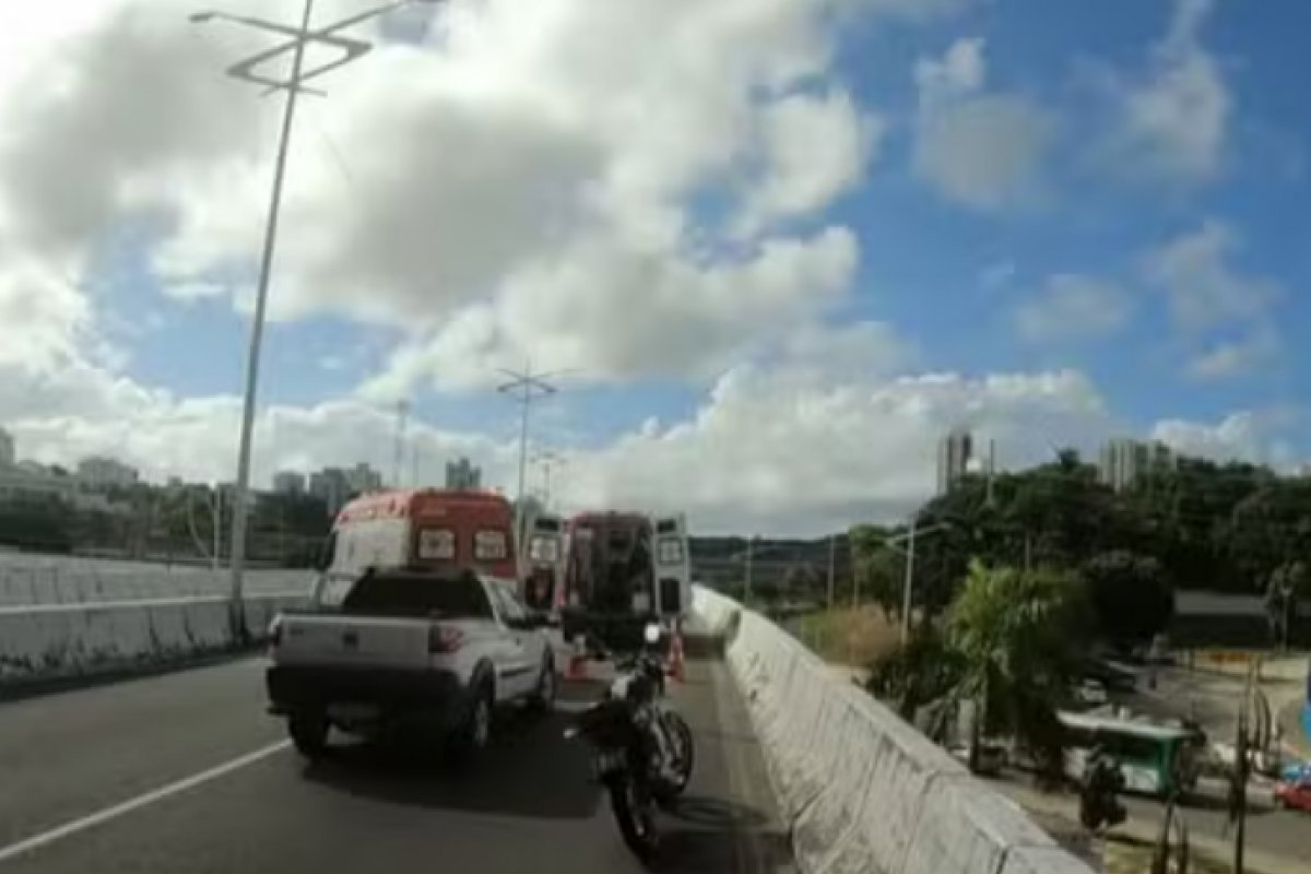 Motorista morre após colisão com coqueiro na BA-001