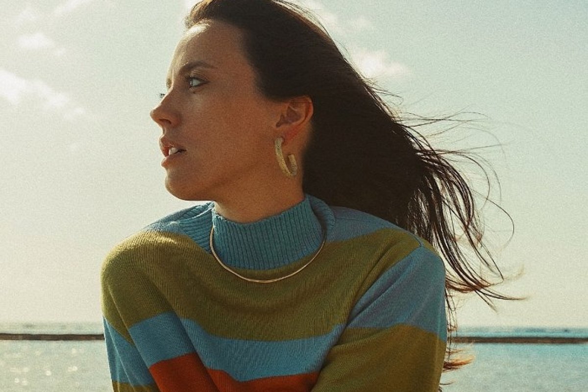 Cantora e compositora alagoana Flora lança a bossa "Pretty Baby"