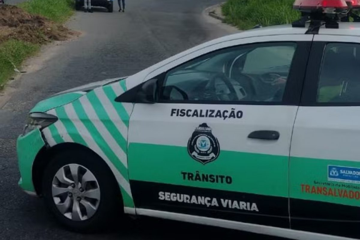 Contêiner cai em pista e interdita via próxima à Estação Pirajá causando congestionamento