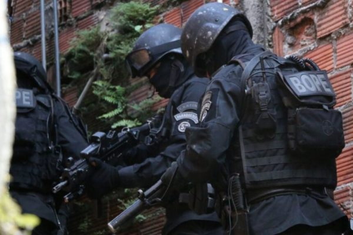 Após horas de negociações, homens que invadiram casa e sequestraram família são presos em Periperi