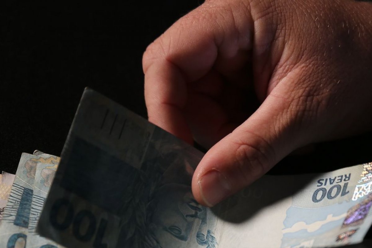 Renda do trabalho bate recorde no Centro-Oeste e no Norte em 2023