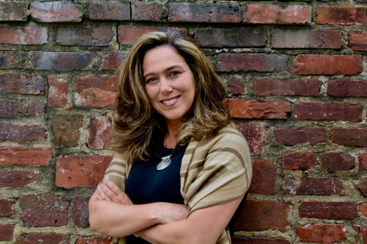 Escritora brasileira lança livro multicultural nos EUA