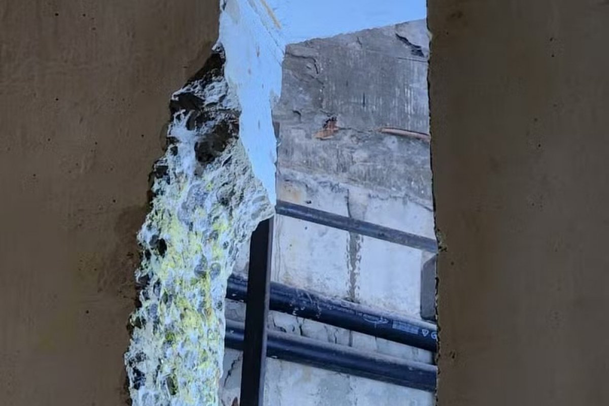 Imagem mostra buraco na parede da cela de onde detentos fugiram do mundo presídio de Mossoró