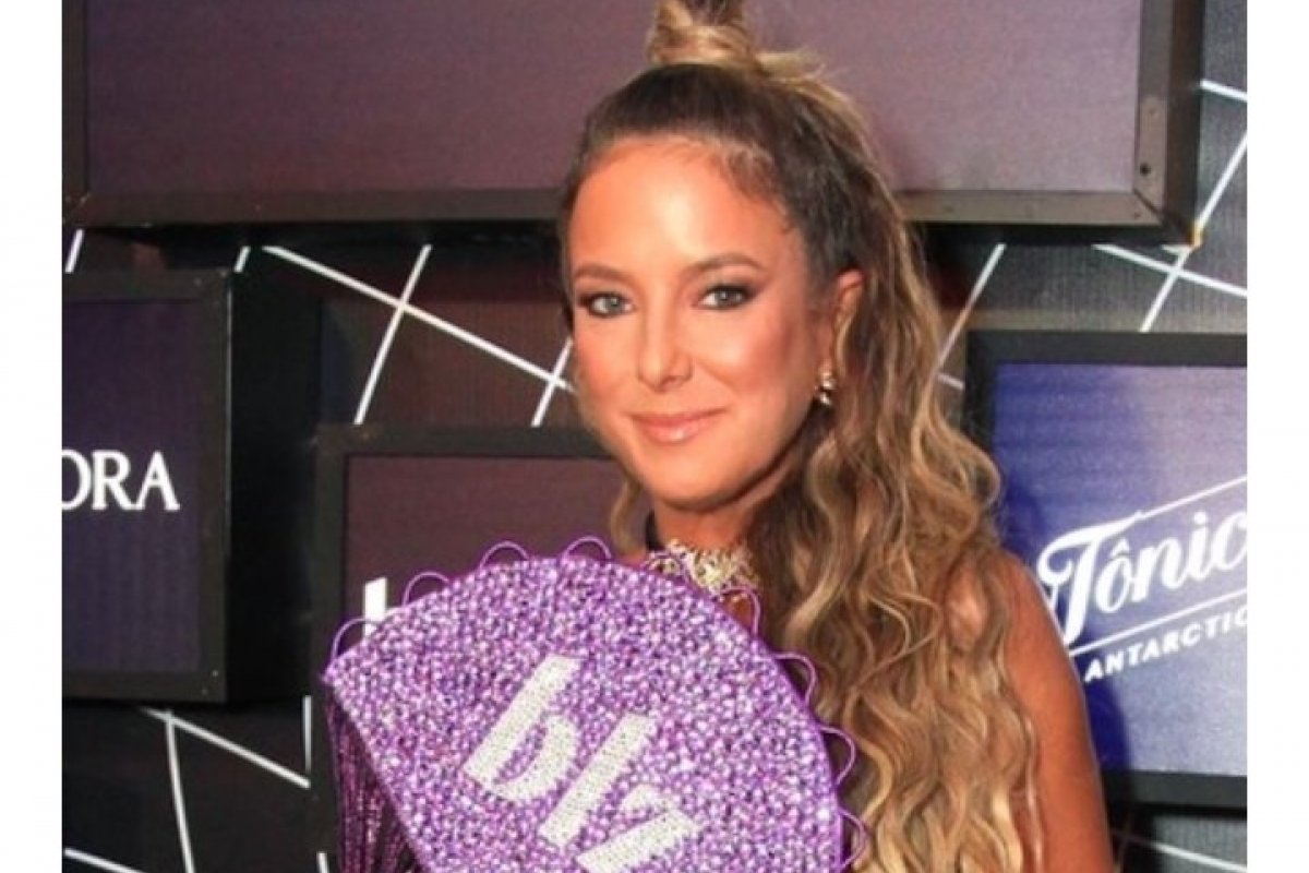 Tici Pinheiro brilha em camarote na Sapucaí com cabelos longos e coque alto assinado pelo expert Romeu Felipe!