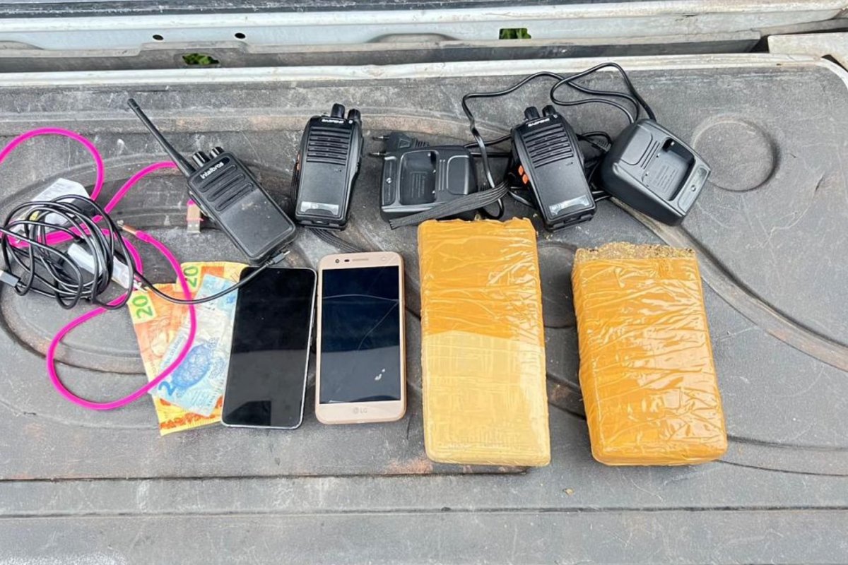 Polícia detém homem com drogas e rádios comunicadores no Centro de Salvador