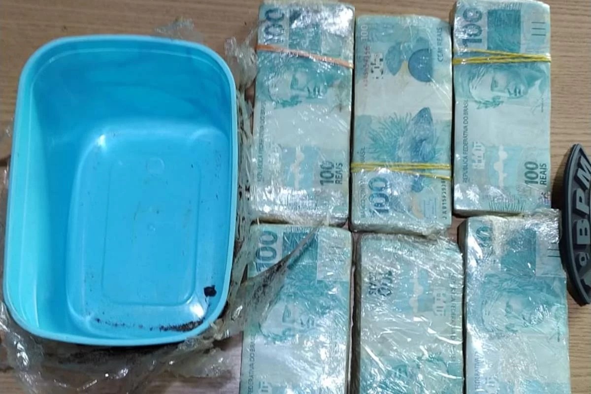 Aposentado acha R$ 60 mil enterrados no jardim de casa; PF apura