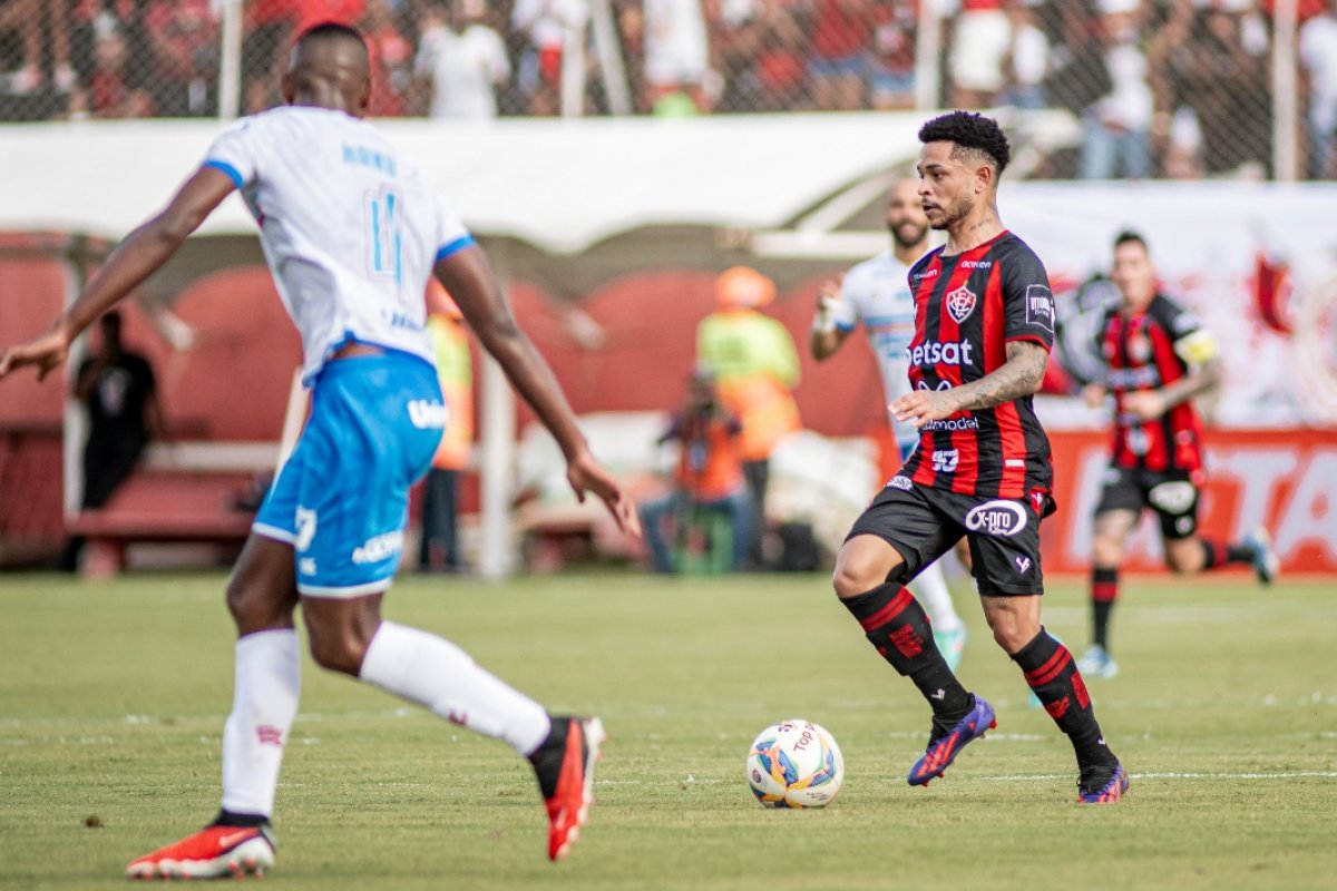 Vídeo: Em jogaço de duas viradas, Vitória vence Bahia no primeiro clássico do ano; confira o gol do triunfo