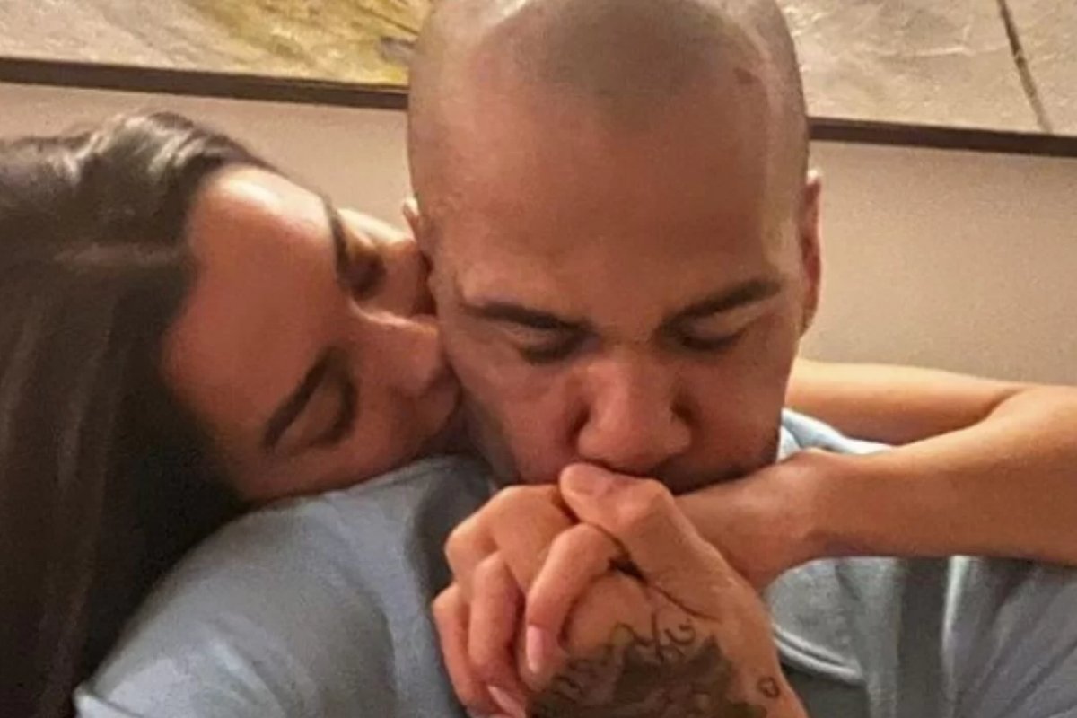 Esposa de Daniel Alves expõe carta que o jogador mandou da prisão