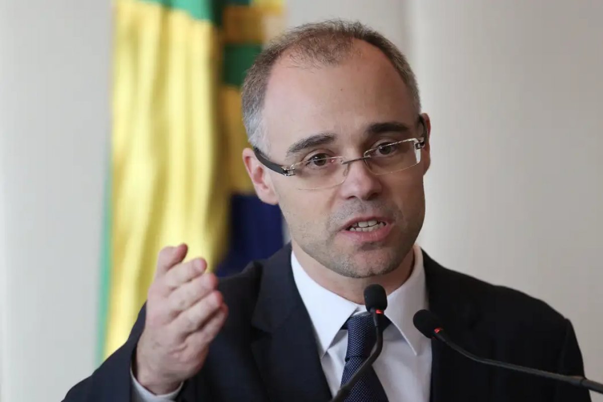 “Maior erro é apoiar grupo terrorista”, afirma André Mendonça sobre posição do Brasil na guerra entre Israel e Hamas