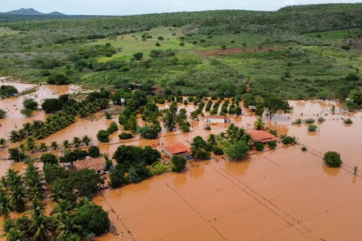 Fortes chuvas desalojam mais de 3 mil pessoas na Bahia