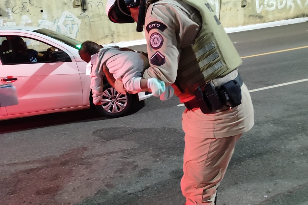 Policiais Militares salvam criança engasgada na Avenida Contorno em Salvador