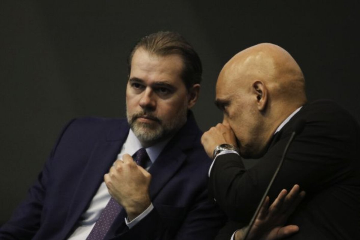 Toffoli manda retirar diálogos entre advogado e investigado de inquérito sobre Moraes