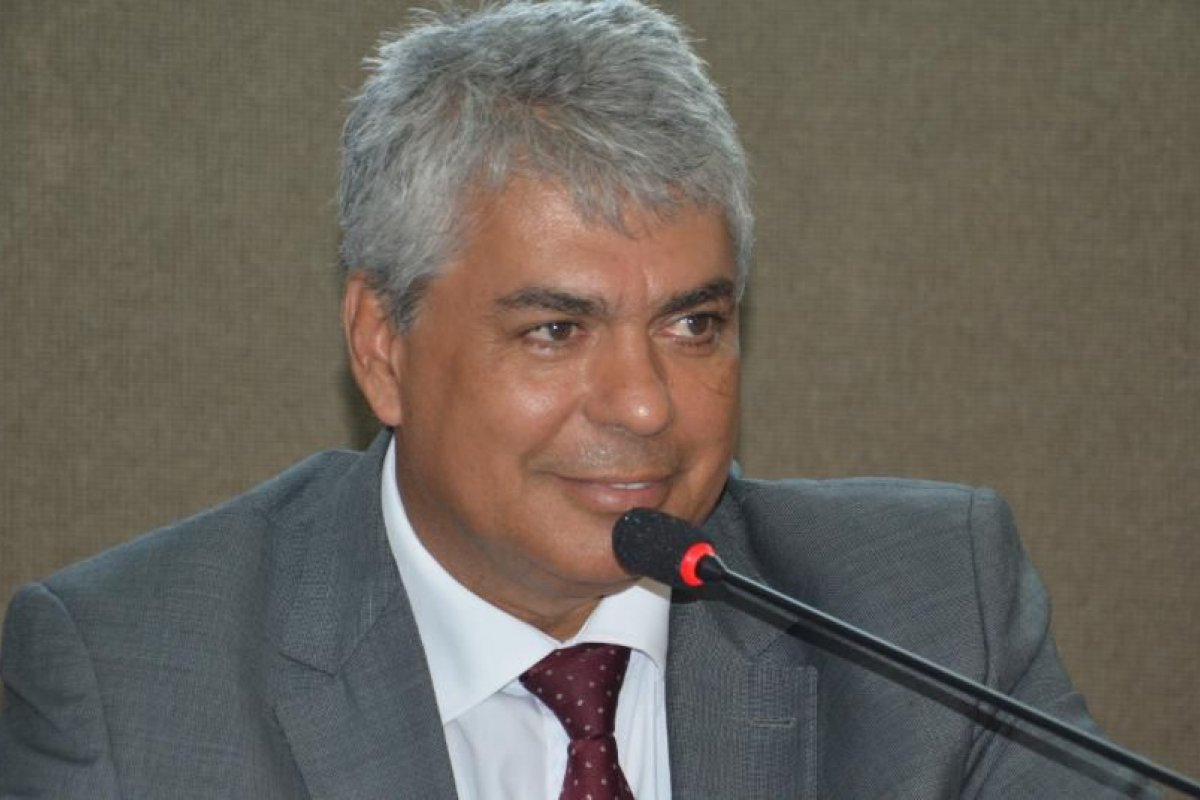 "Por isso, a educação da Bahia está aonde está", dispara Robinho após Jerônimo citar aprovação em massa