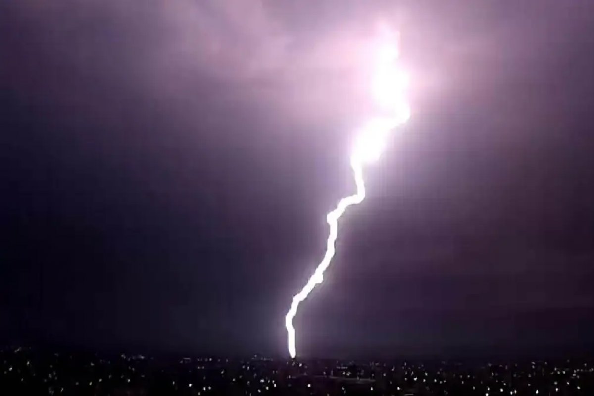Em 4 dias, mais de 2 mil raios atingiram cidades do sul da Bahia