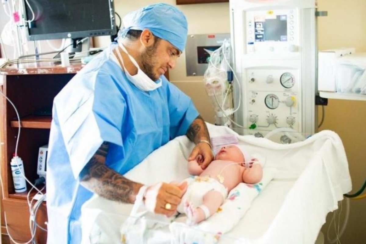 Thammy Miranda divulga primeiras fotos do filho