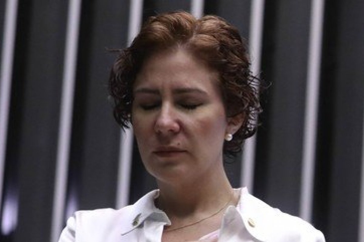 TSE multa Carla Zambelli em R$30 mil por propagar fake news durante eleição