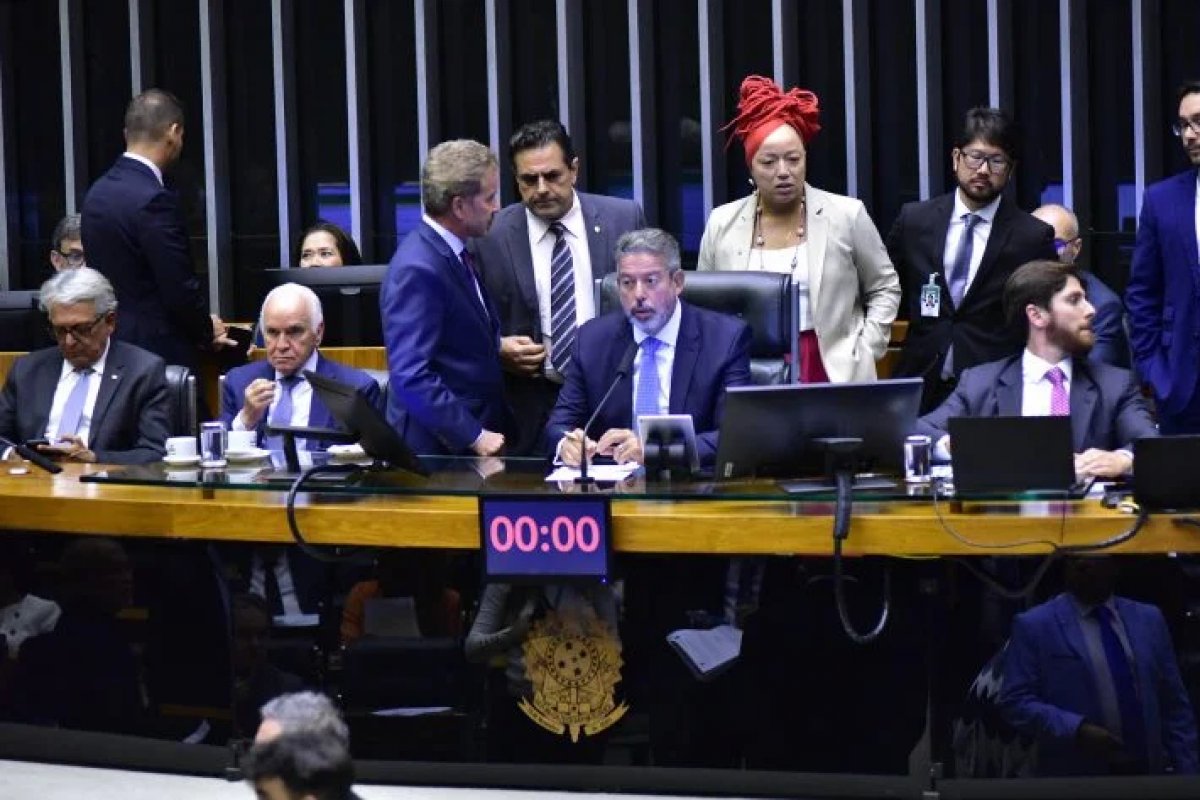 Câmara aprova PL que exige antecedentes criminais para profissionais que lidam com crianças