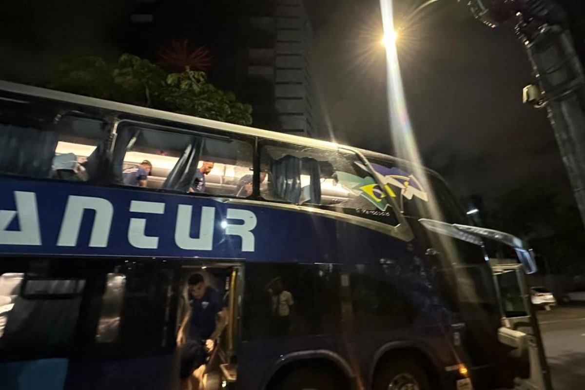 Vídeo: Ônibus do Fortaleza é atingido por bomba e jogadores ficam feridos