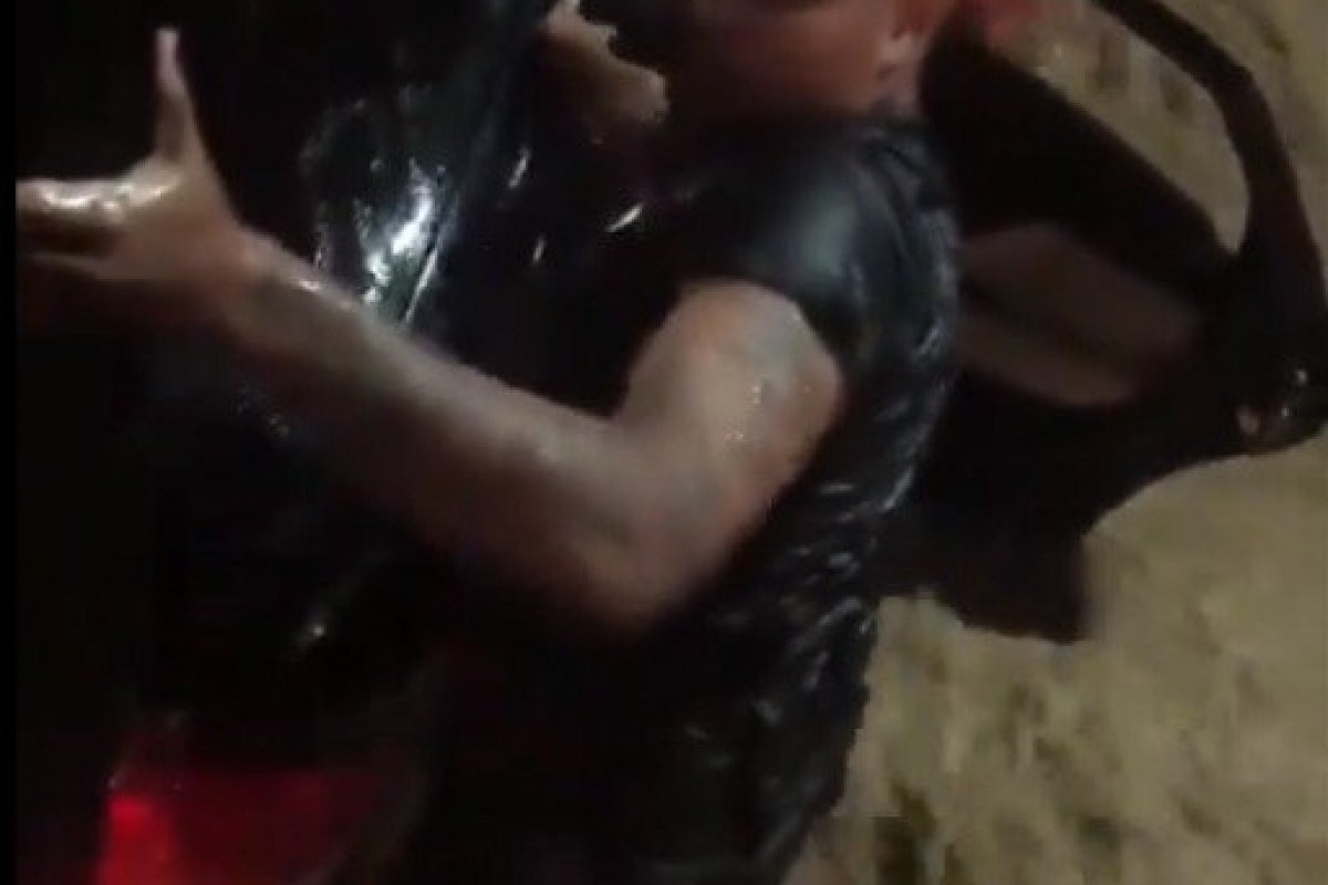 Vídeo: jovem salva família de enxurrada em Nova Iguaçu, no Rio de Janeiro