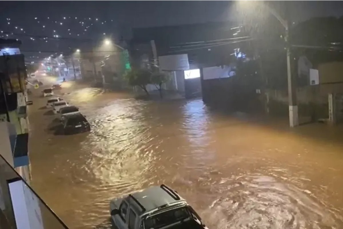 Vídeo: Chuva deixa ruas alagadas em Jacobina, no norte da Bahia