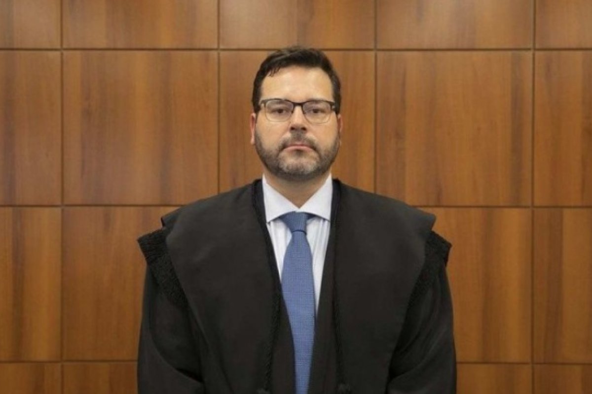 Lula nomeia advogado para vaga na Justiça Eleitoral do Paraná