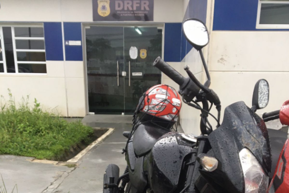 Polícia Civil localiza moto roubada e prende acusado do crime