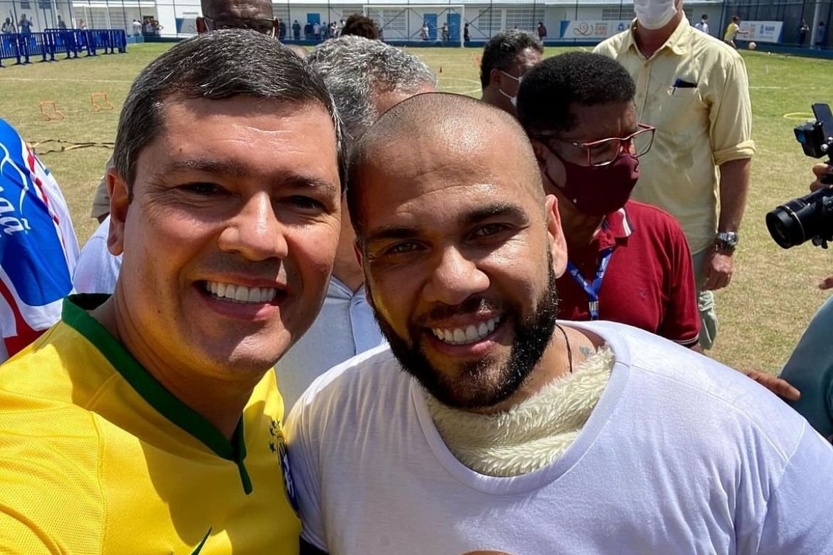 Em foto sorrindo ao lado de Daniel Alves, Tinoco diz desejar que ele volte da prisão “um homem melhor”