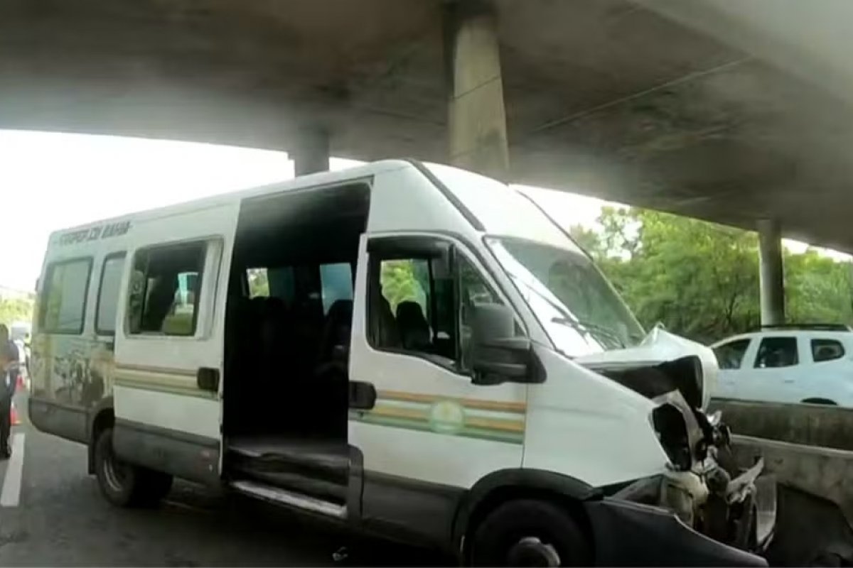 Acidente entre van e ônibus deixa vinte passageiros feridos na BR-324, em Salvador