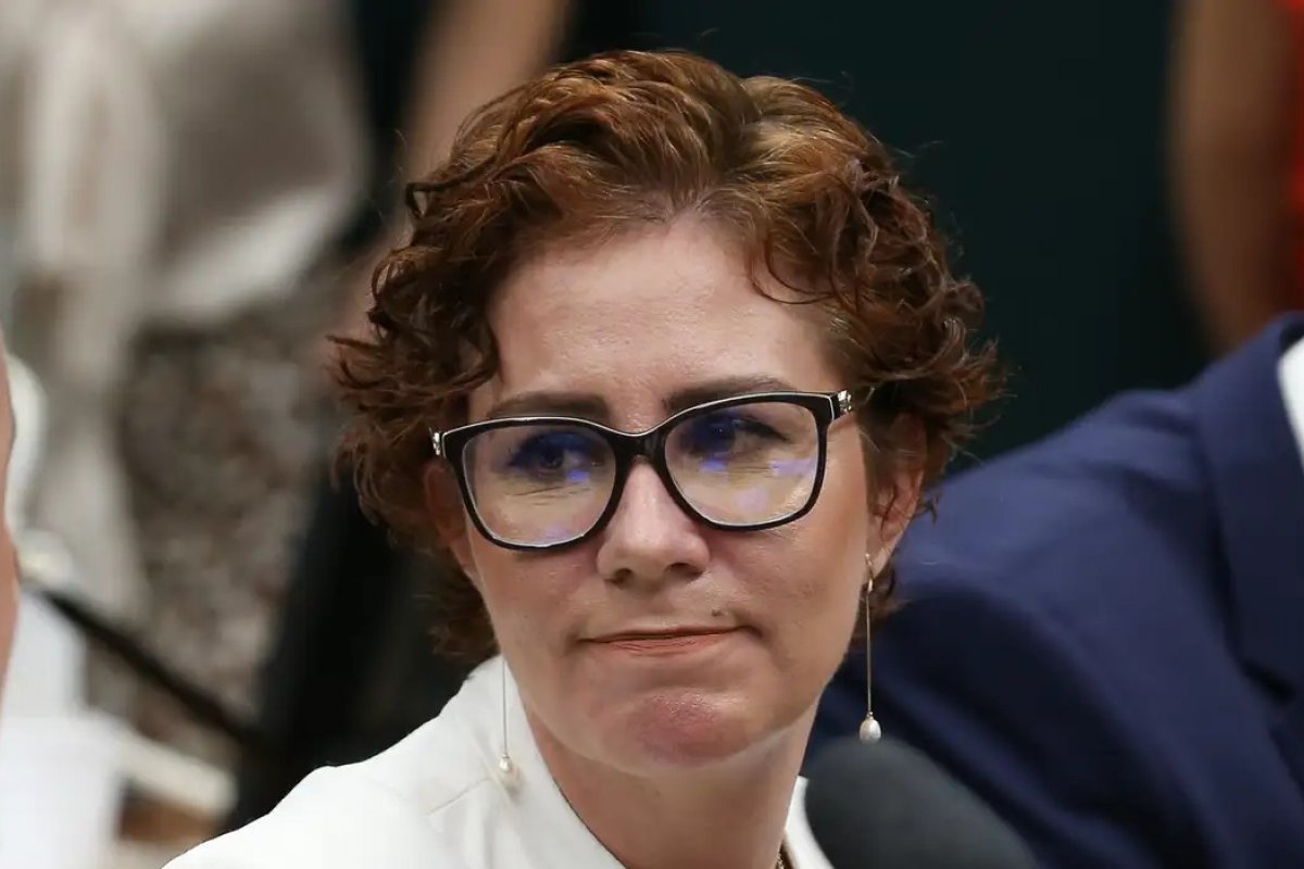 TSE multa Carla Zambelli em R$ 30 mil por fake news contra Lula