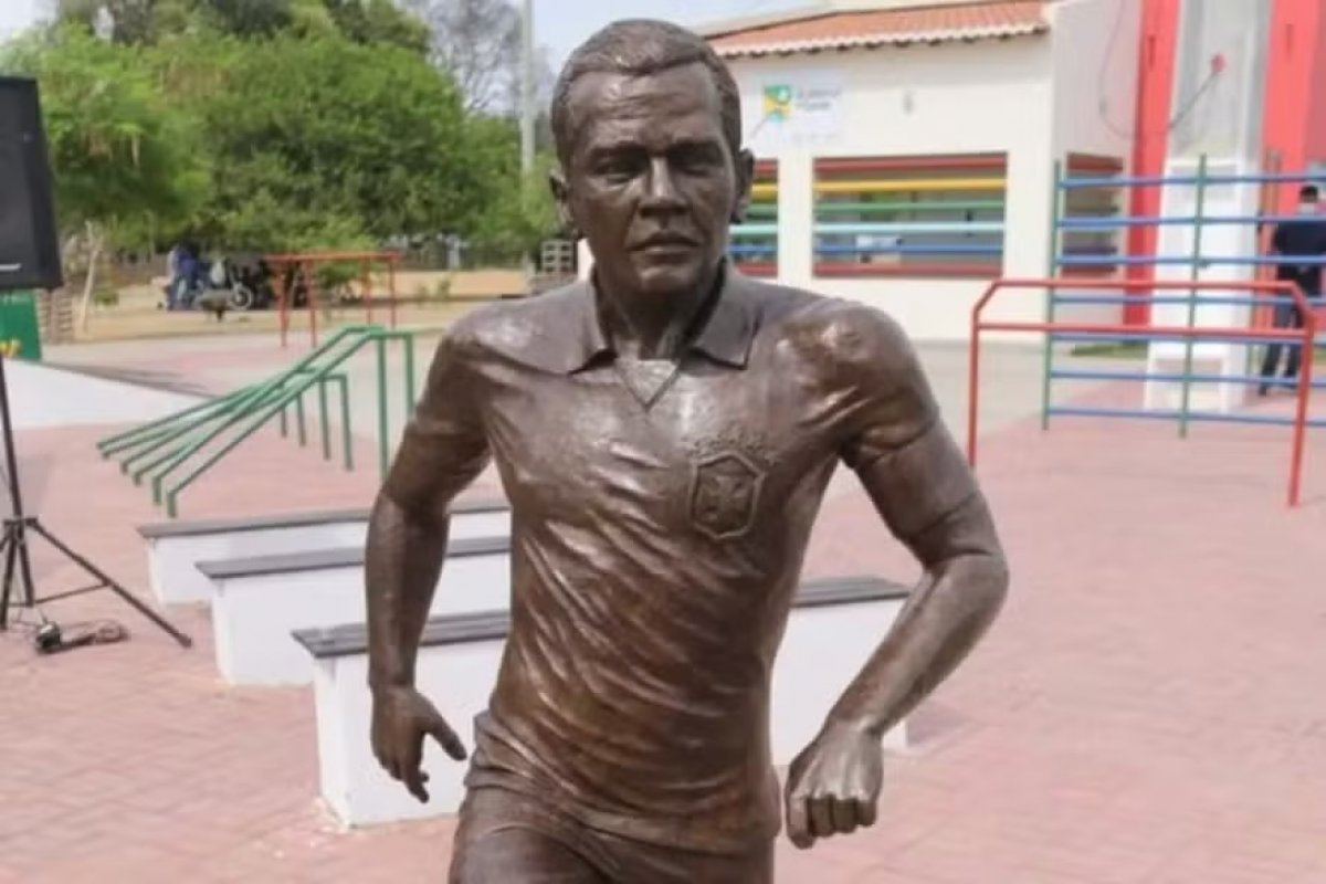 Moradores pedem que prefeitura de Juazeiro retire de estátua de Daniel Alves