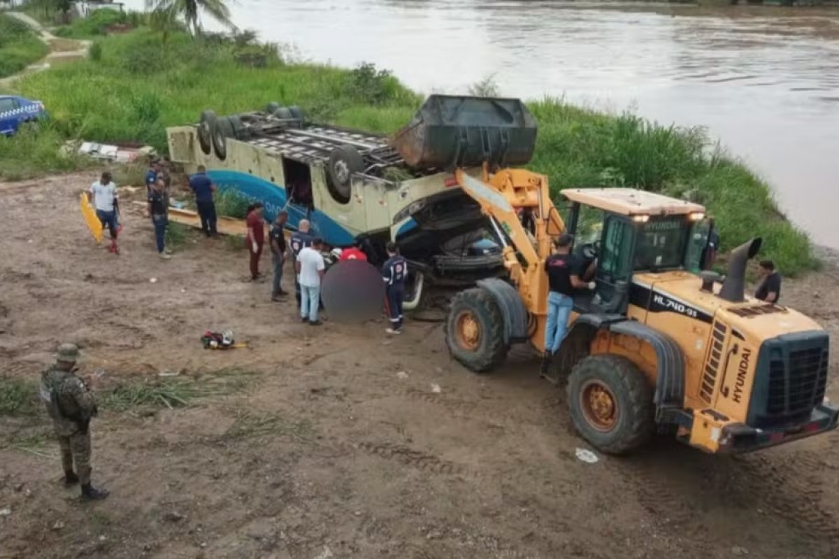Ônibus de turismo que tombou e deixou cinco mortos e 37 feridos não era liberado para viagem
