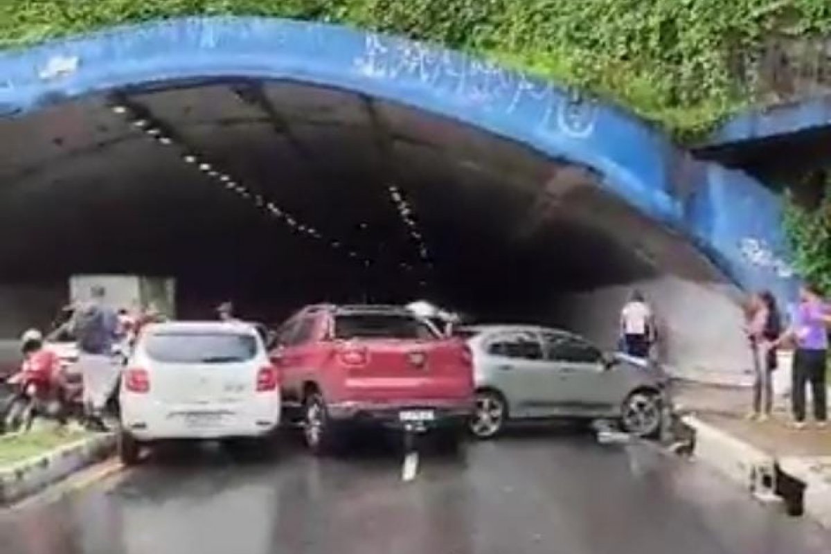 Vídeo: batida envolvendo três carros causa engarrafamento no túnel Américo Simas