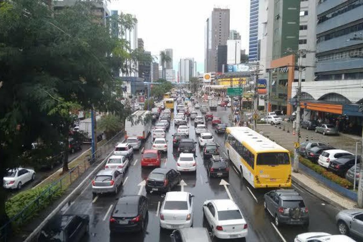 Acidente deixou trânsito lento na Avenida Tancredo Neves, em Salvador
