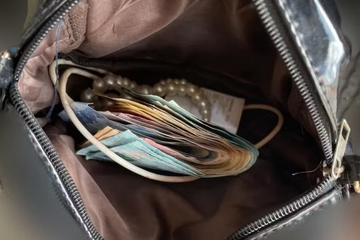 Mulher é detida acusada de extorquir dinheiro de comerciantes em avenida de Salvador