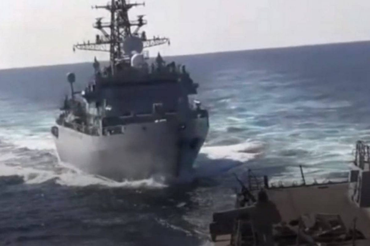 Embarcações Americana e Russa quase colidem no mar Arábico