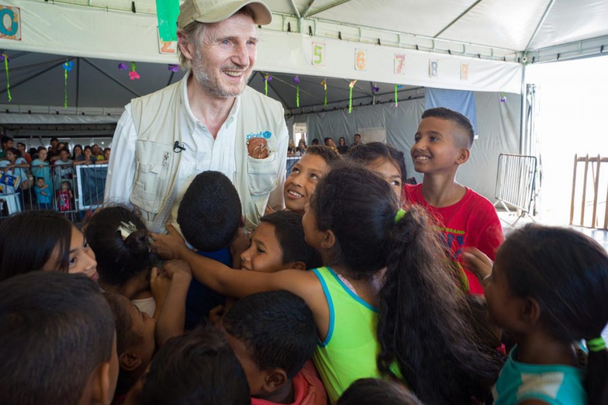 Liam Neeson pede apoio a crianças refugiadas e migrantes