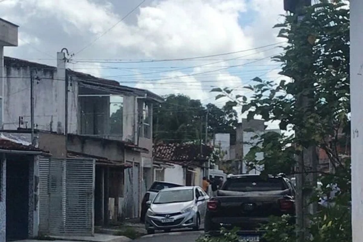 Mulher é morta a tiros dentro de casa em bairro de Feira de Santana