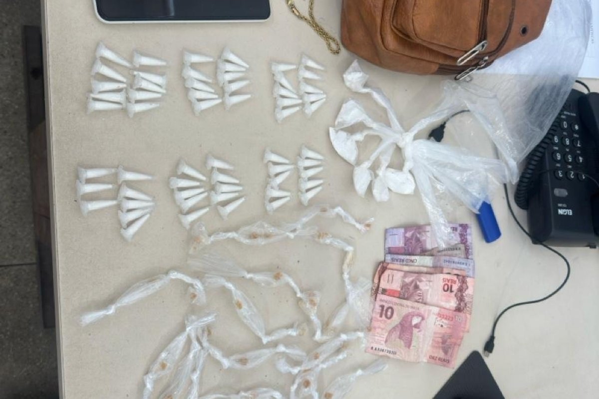 PMs apreendem porções de drogas em município da RMS