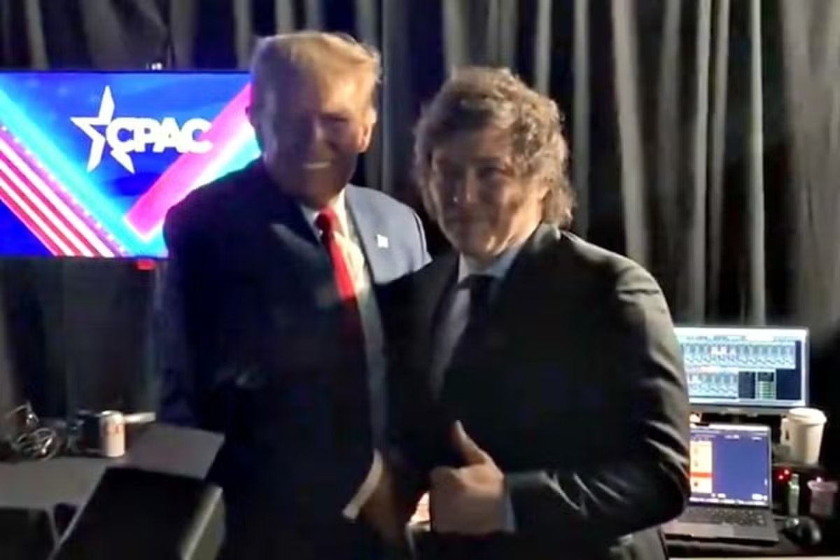 Vídeo: Milei e Trump se abraçam e gravam vídeos em evento conservador nos EUA