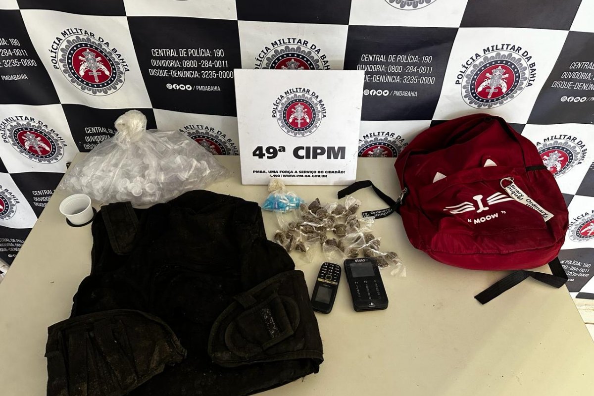 PM apreende dois coletes balísticos no bairro de São Cristóvão, em Salvador