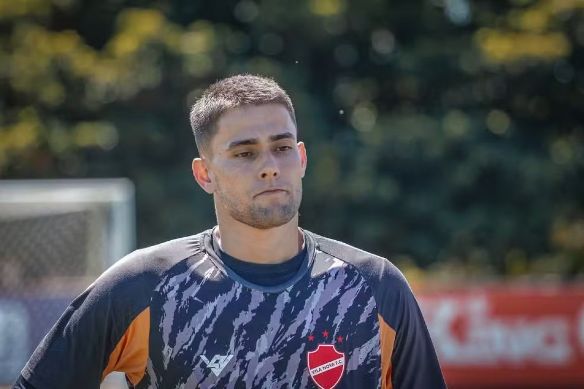 Dênis Júnior, goleiro do Vila Nova, sofre convulsão no treino e é levado a hospital