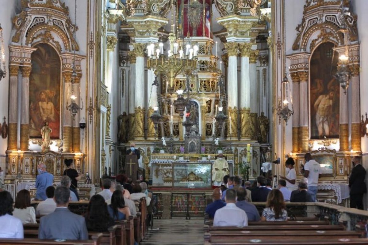 Comissão da Câmara aprova proposta que autoriza igrejas a pagar menos impostos