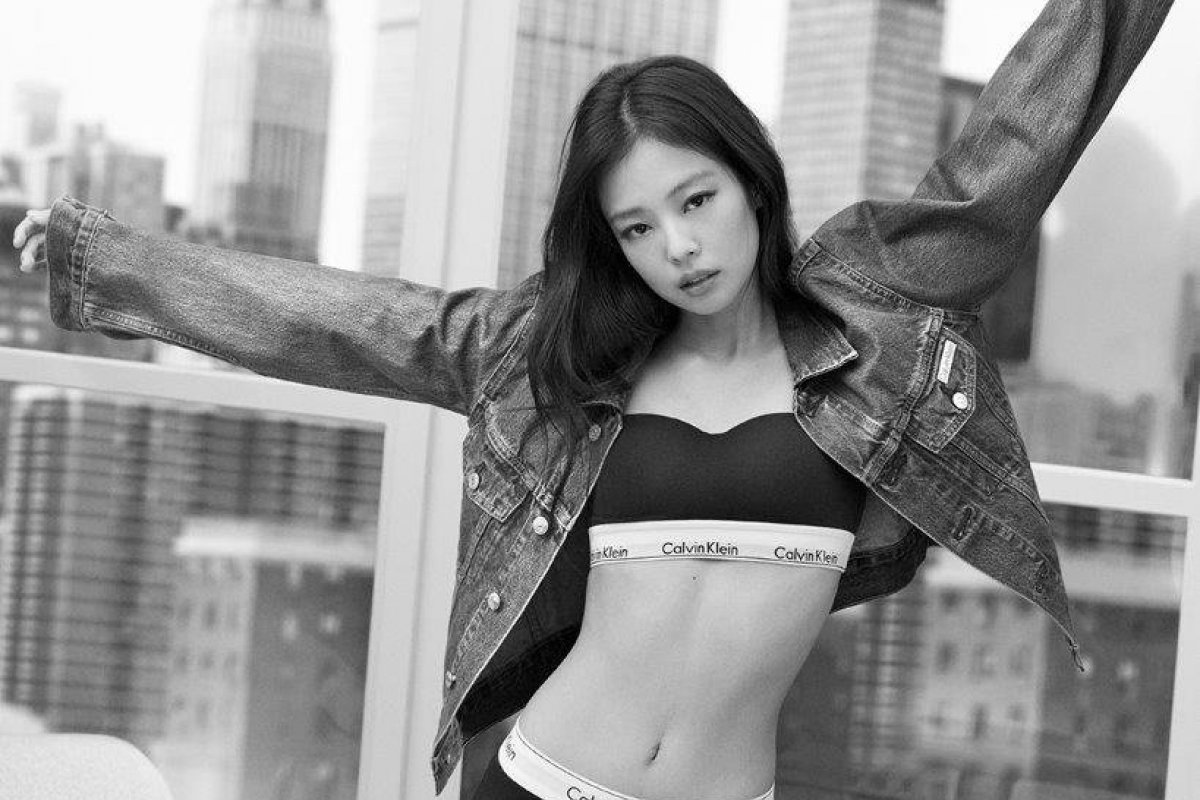 JENNIE arrasa em looks de Underwear e Jeans da Calvin Klein!
