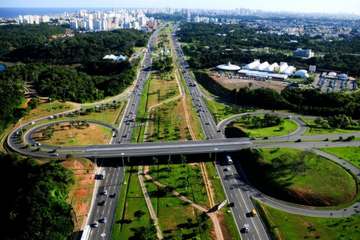 Acidente envolvendo uma caçamba e dois carros deixa trânsito lento na Av. Paralela