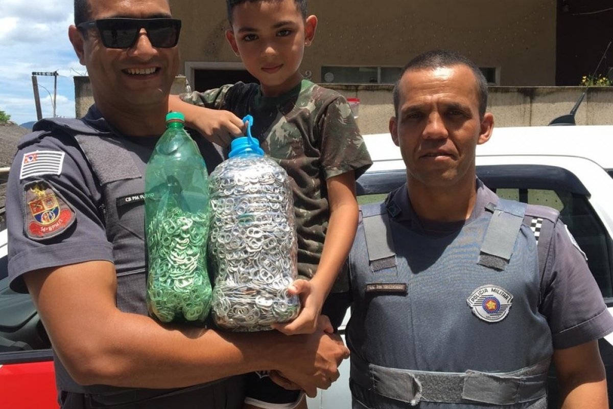 Garoto de seis anos junta mais de 2 kg de lacres para conseguir cadeiras de rodas para deficientes