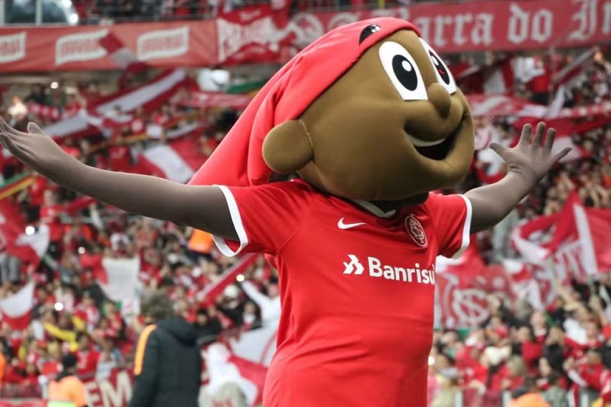 Interprete do mascote Saci presta depoimento à Delegacia da Mulher após acusação de importunação